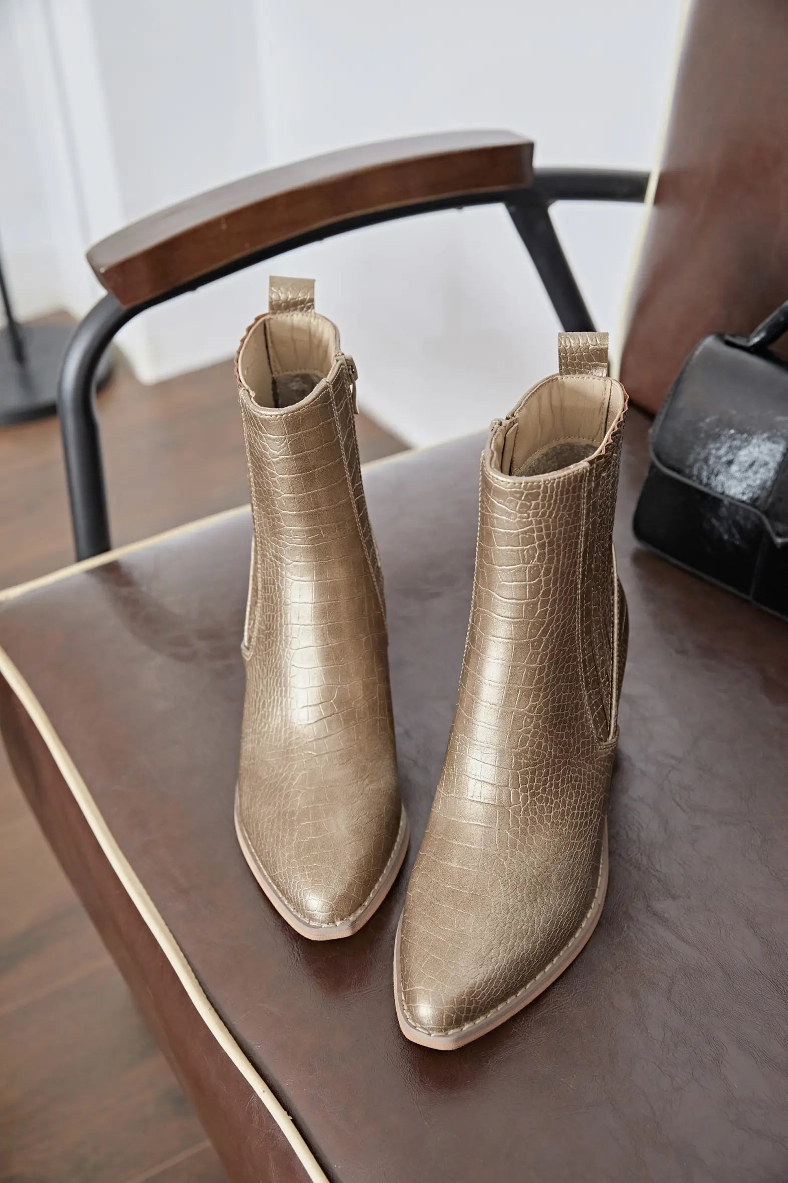 BOTTINES COWBOY BRONZE À TALON – EFFET CROC - Casualmode.fr