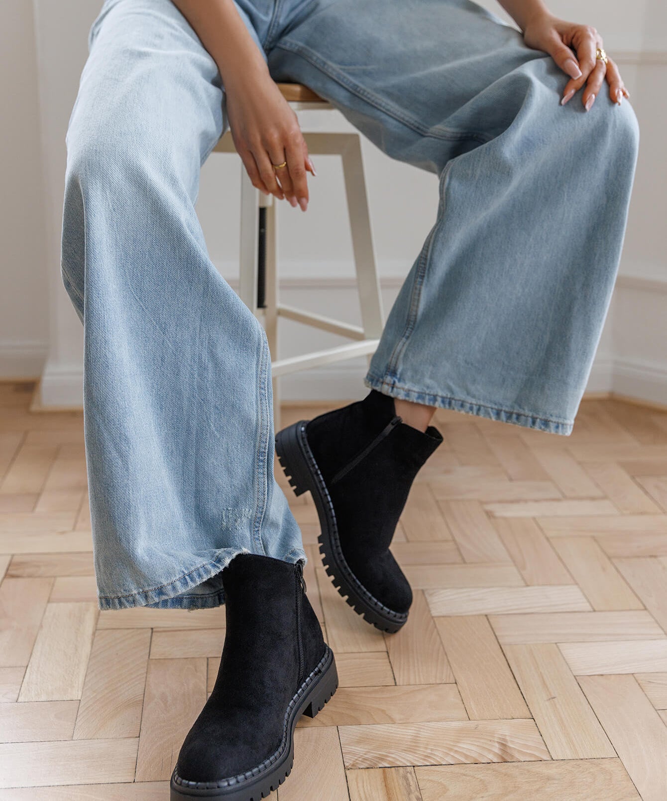 BOTTINES CHELSEA NOIRES EN SUÉDINE AVEC SEMELLE CRANTÉE - Casualmode.fr