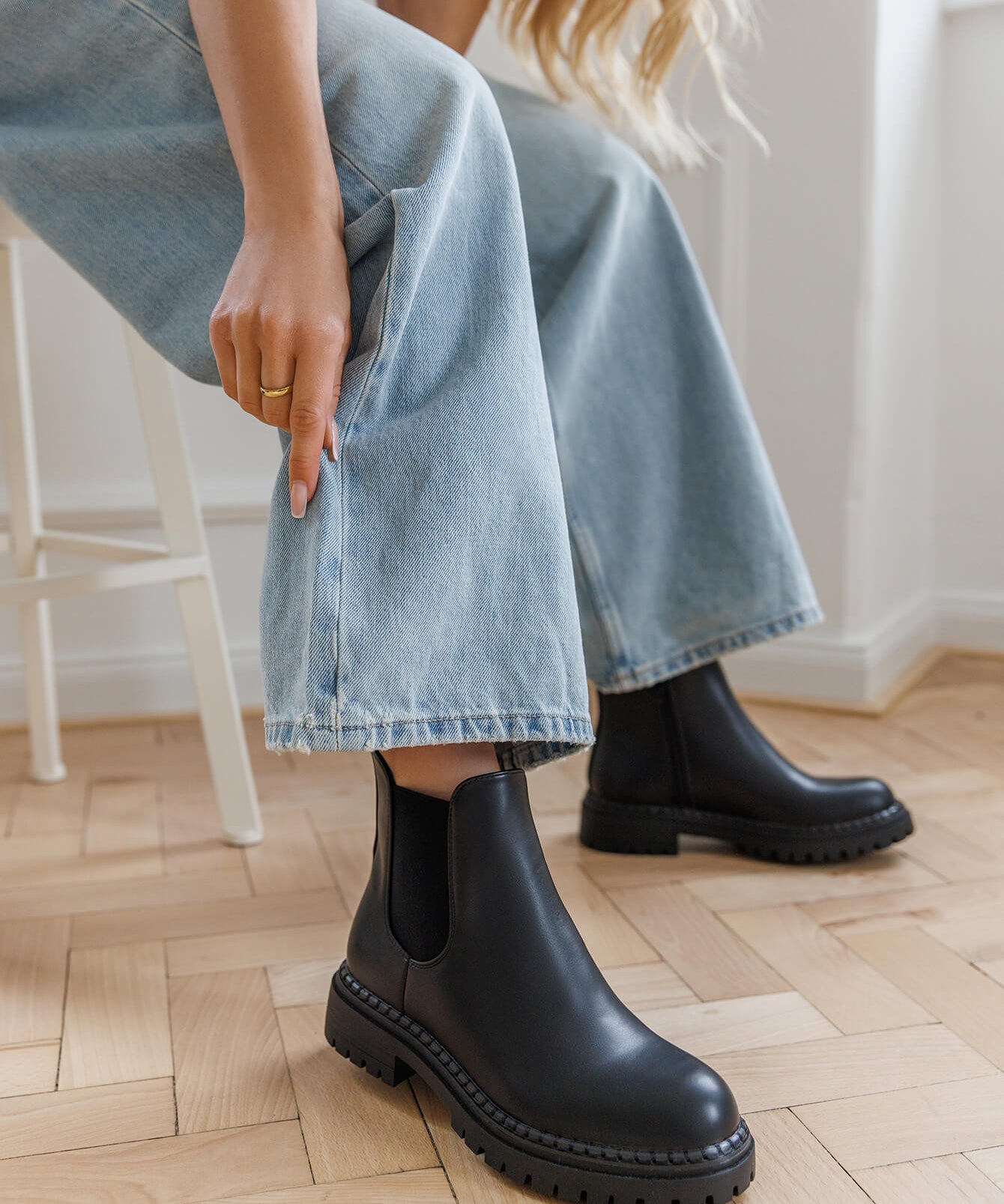BOTTINES CHELSEA NOIRES EN SIMILI CUIR AVEC SEMELLE CRANTÉE - Casualmode.fr