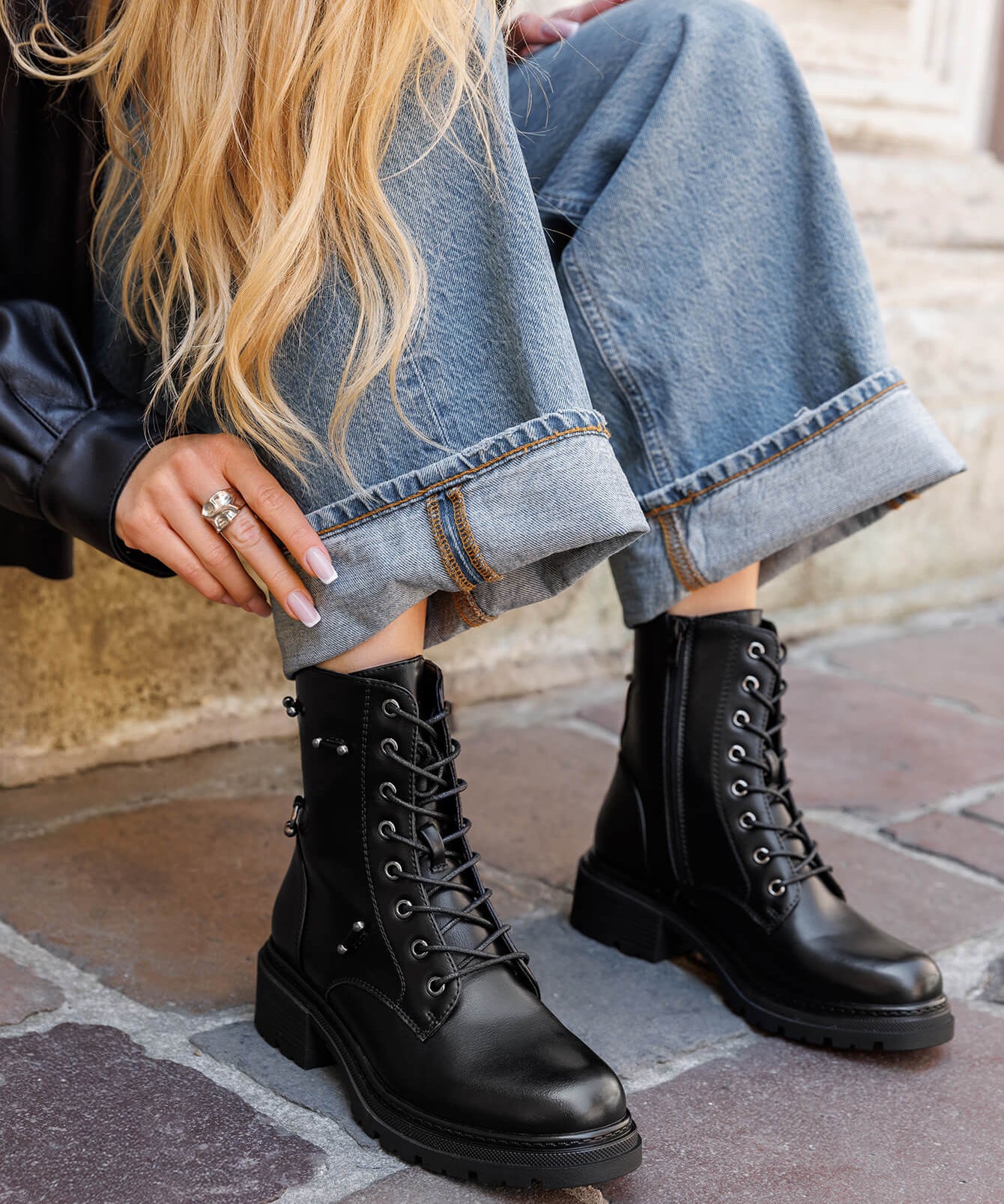 RANGERS NOIRES À LACETS AVEC SEMELLE CRANTÉE - Casualmode.fr