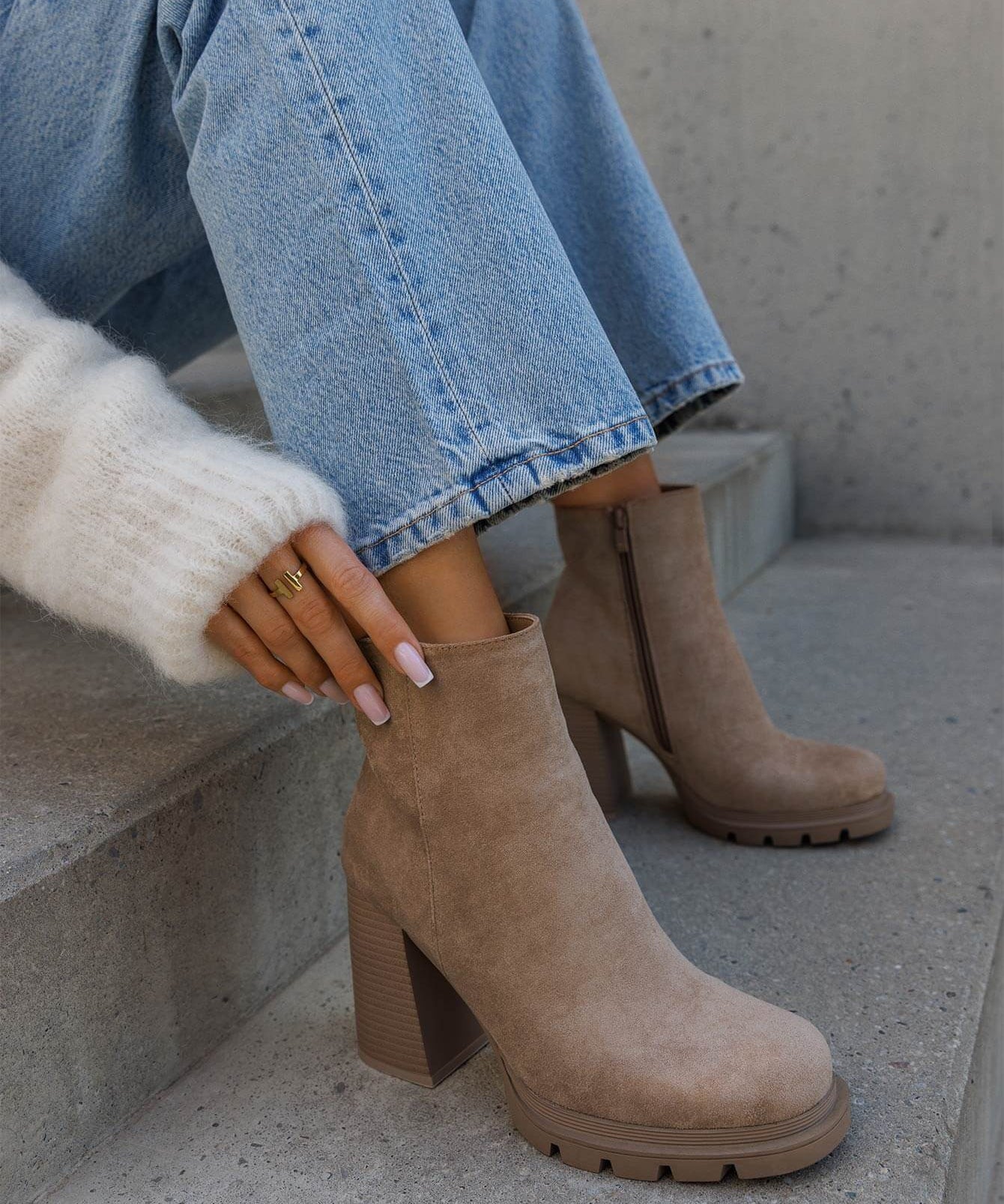 BOTTINES BEIGE À TALON ÉPAIS EN SUÉDINE - Casualmode.fr