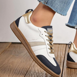 BASKETS FEMME BLANCHES ET BLEU MARINE- DÉTAILS DORÉS ET SEMELLE GOMME - Casualmode.fr