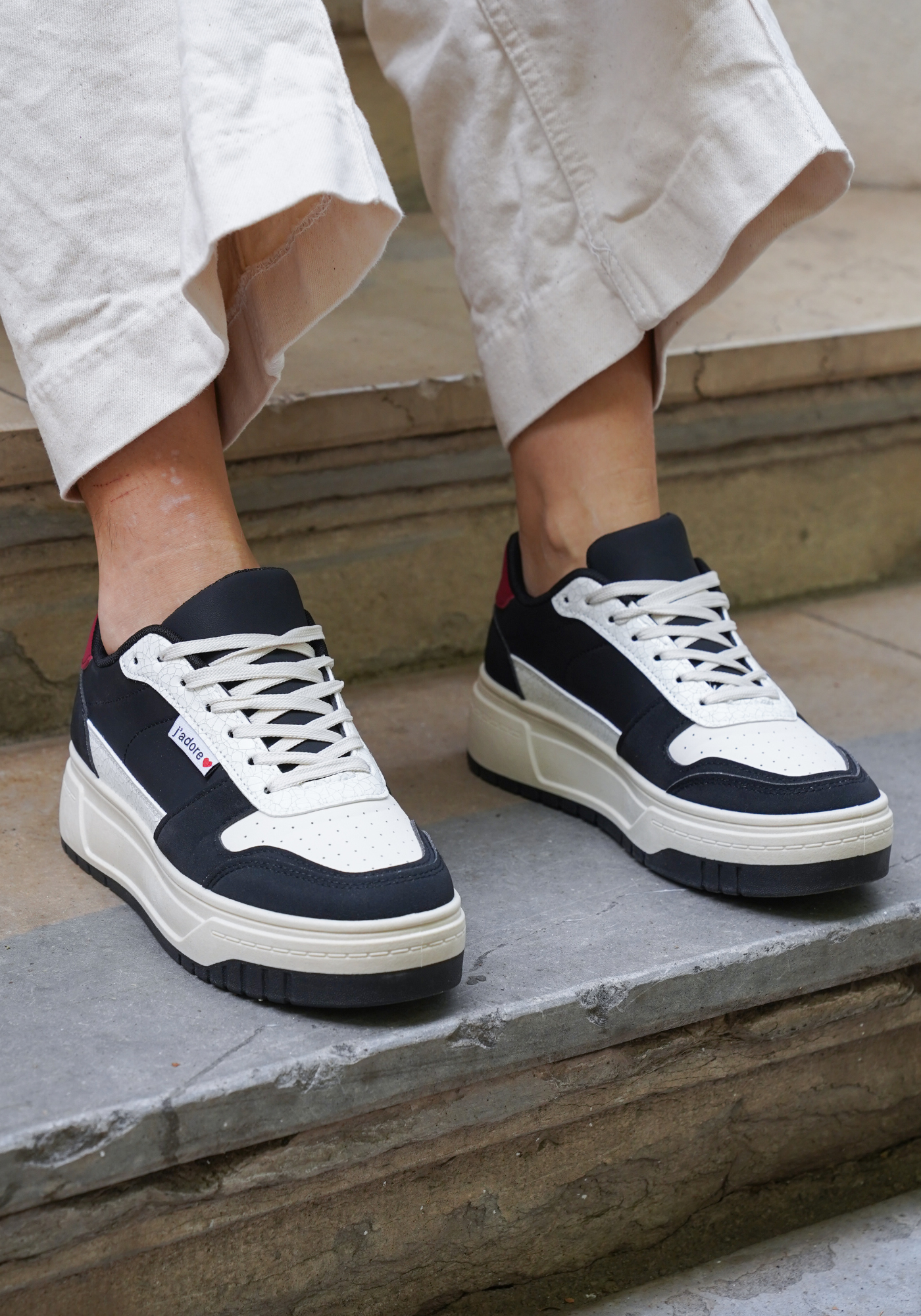 BASKETS NOIRES ET BLANCHES AVEC DÉTAIL ROUGE "J’ADORE" - Casualmode.fr
