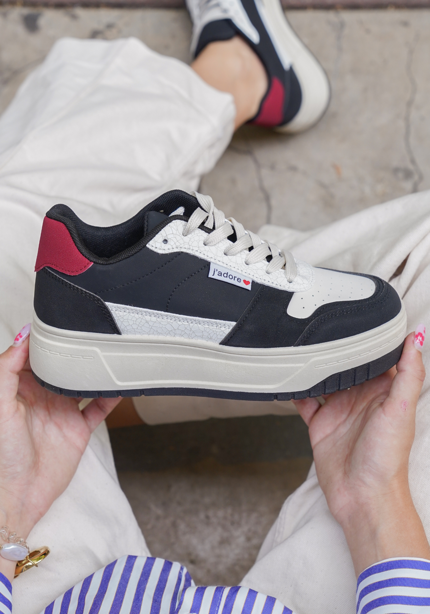 BASKETS NOIRES ET BLANCHES AVEC DÉTAIL ROUGE "J’ADORE" - Casualmode.fr