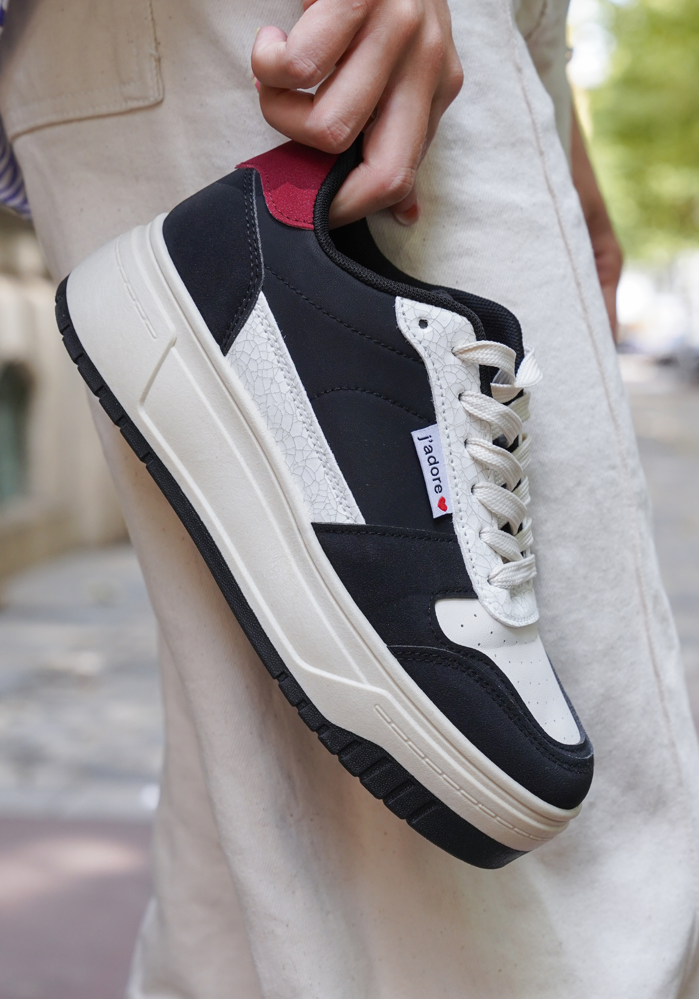 BASKETS NOIRES ET BLANCHES AVEC DÉTAIL ROUGE "J’ADORE" - Casualmode.fr