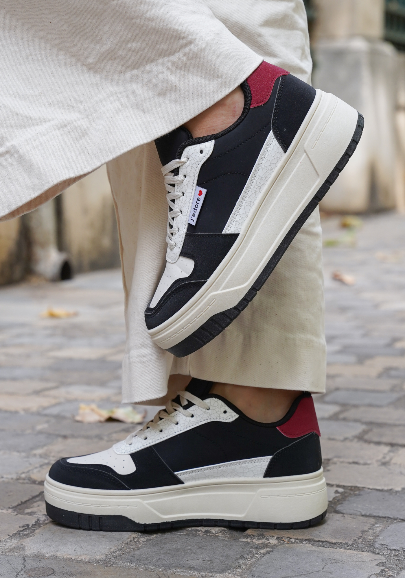 BASKETS NOIRES ET BLANCHES AVEC DÉTAIL ROUGE "J’ADORE" - Casualmode.fr
