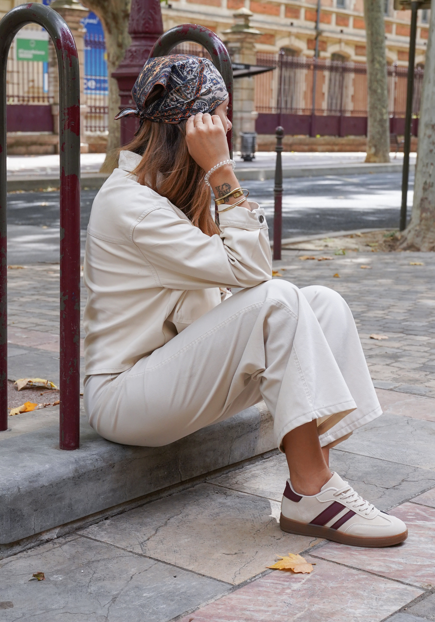 BASKETS BEIGE À BANDES BORDEAUX - Casualmode.fr