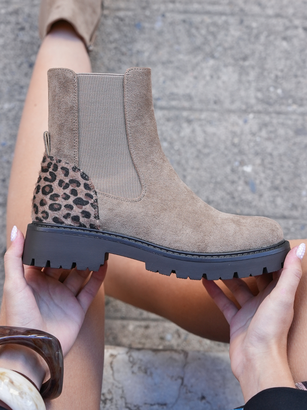BOTTINES TAUPE AVEC DÉTAIL LÉOPARD – STYLE TENDANCE - Casualmode.fr
