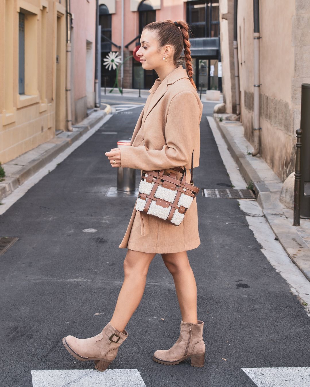 BOTTINES TAUPE À TALON AVEC BOUCLE ET CLOUS - Casualmode.fr