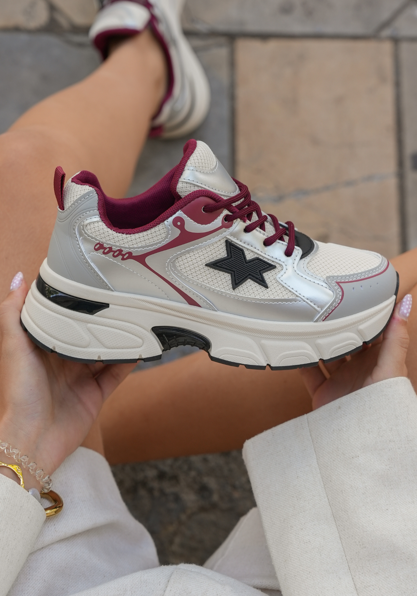 SNEAKERS ARGENTÉES ET BORDEAUX - Casualmode.fr