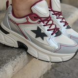 SNEAKERS ARGENTÉES ET BORDEAUX - Casualmode.fr
