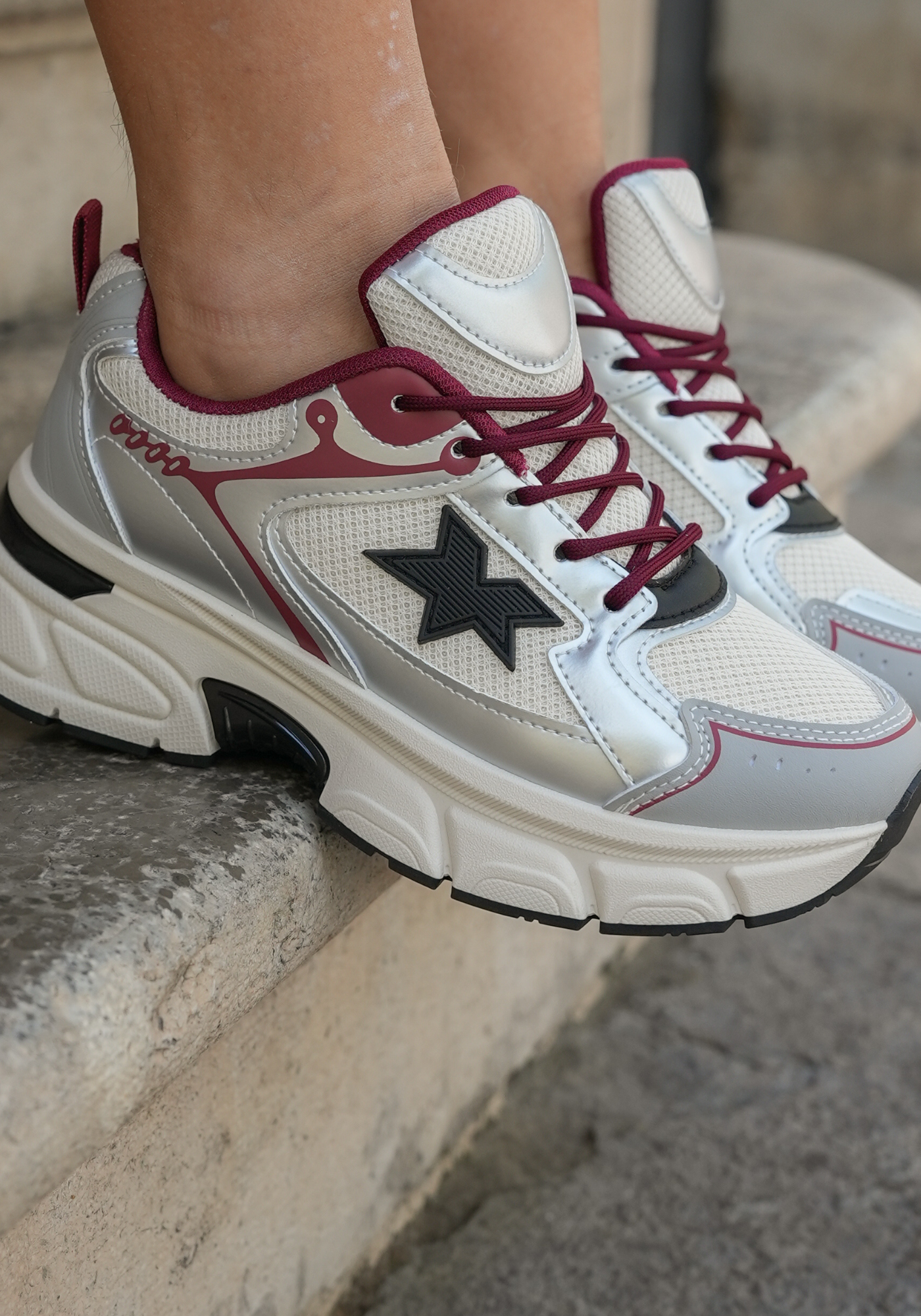 SNEAKERS ARGENTÉES ET BORDEAUX - Casualmode.fr