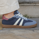 SNEAKERS BLEUES RÉTRO AVEC DÉTAIL BORDEAUX