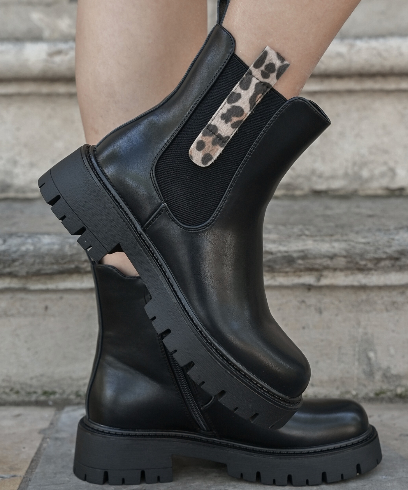 BOTTINES NOIRES CHELSEA ÉLASTIQUE – DÉTAIL LÉOPARD - Casualmode.fr