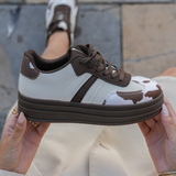 SNEAKERS MOTIF VACHE MARRON ET BLANC