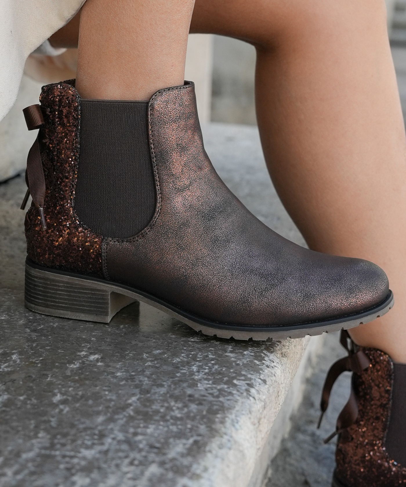 BOTTINES CHELSEA FEMME BRONZE AVEC DÉTAIL PAILLETÉ - Casualmode.fr