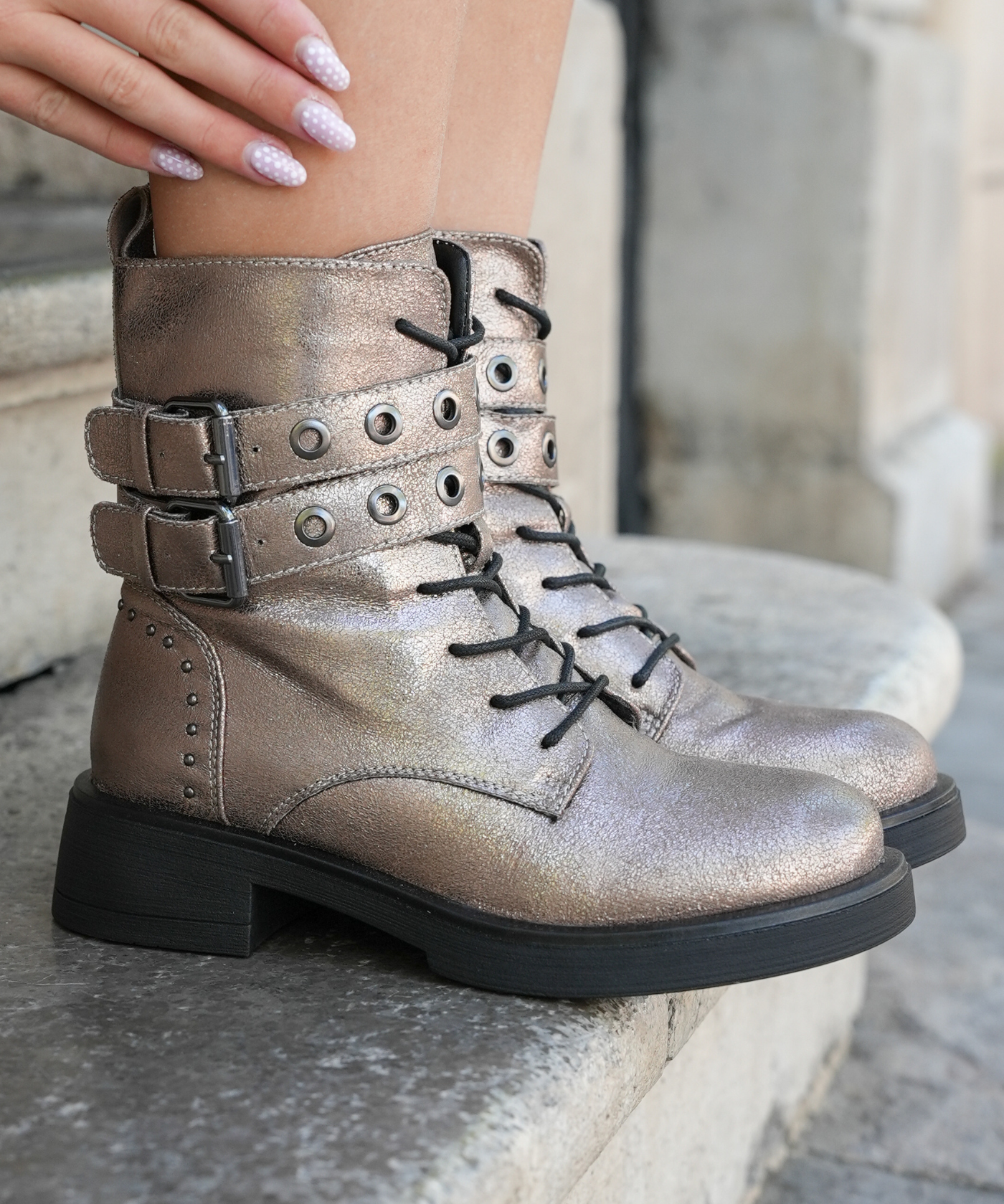 BOTTINES FEMME MÉTALLISÉES AVEC DOUBLE BOUCLE ET CLOUS - Casualmode.fr