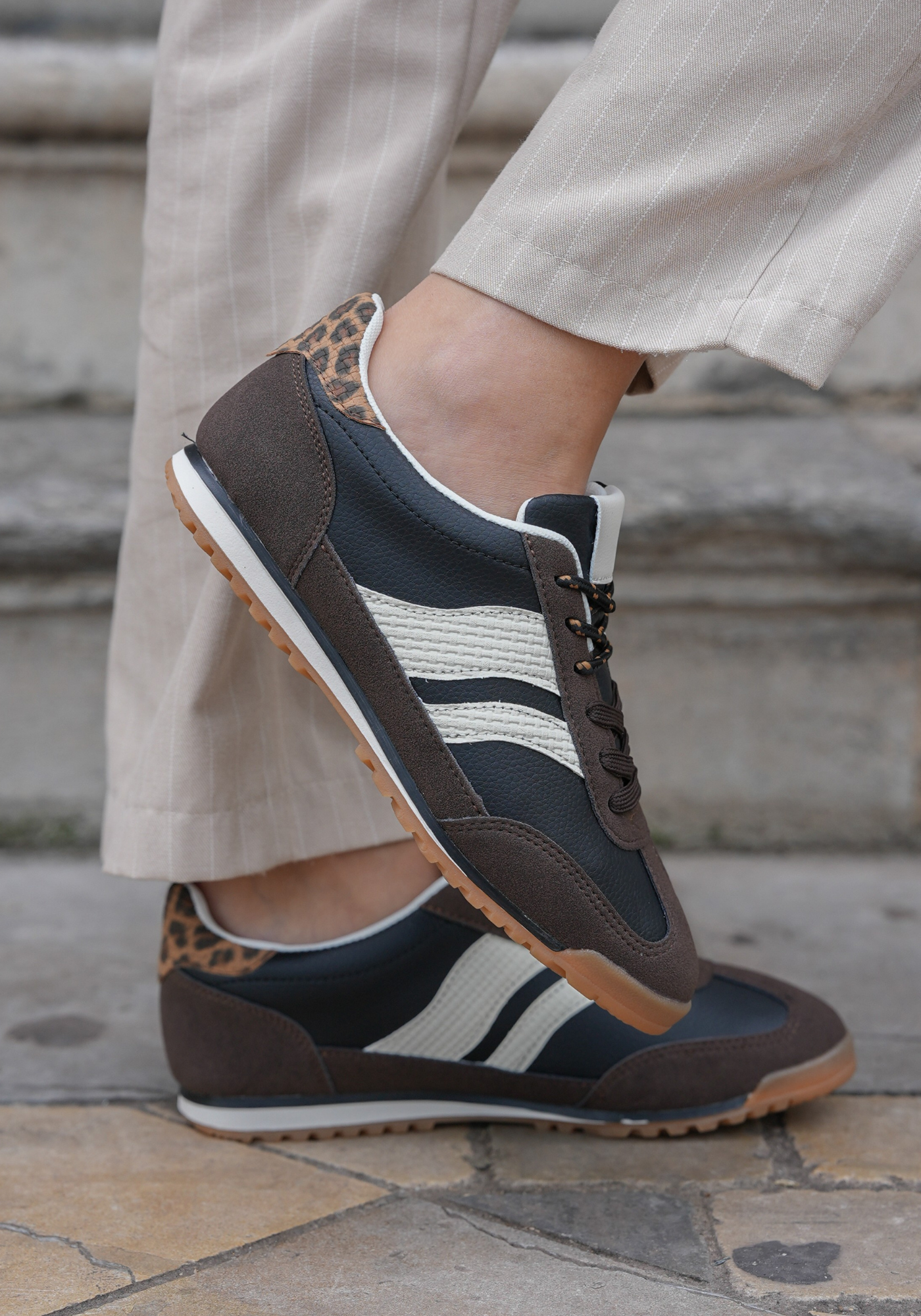 BASKETS FEMME MARRON ET NOIR A LACETS - Casualmode.fr