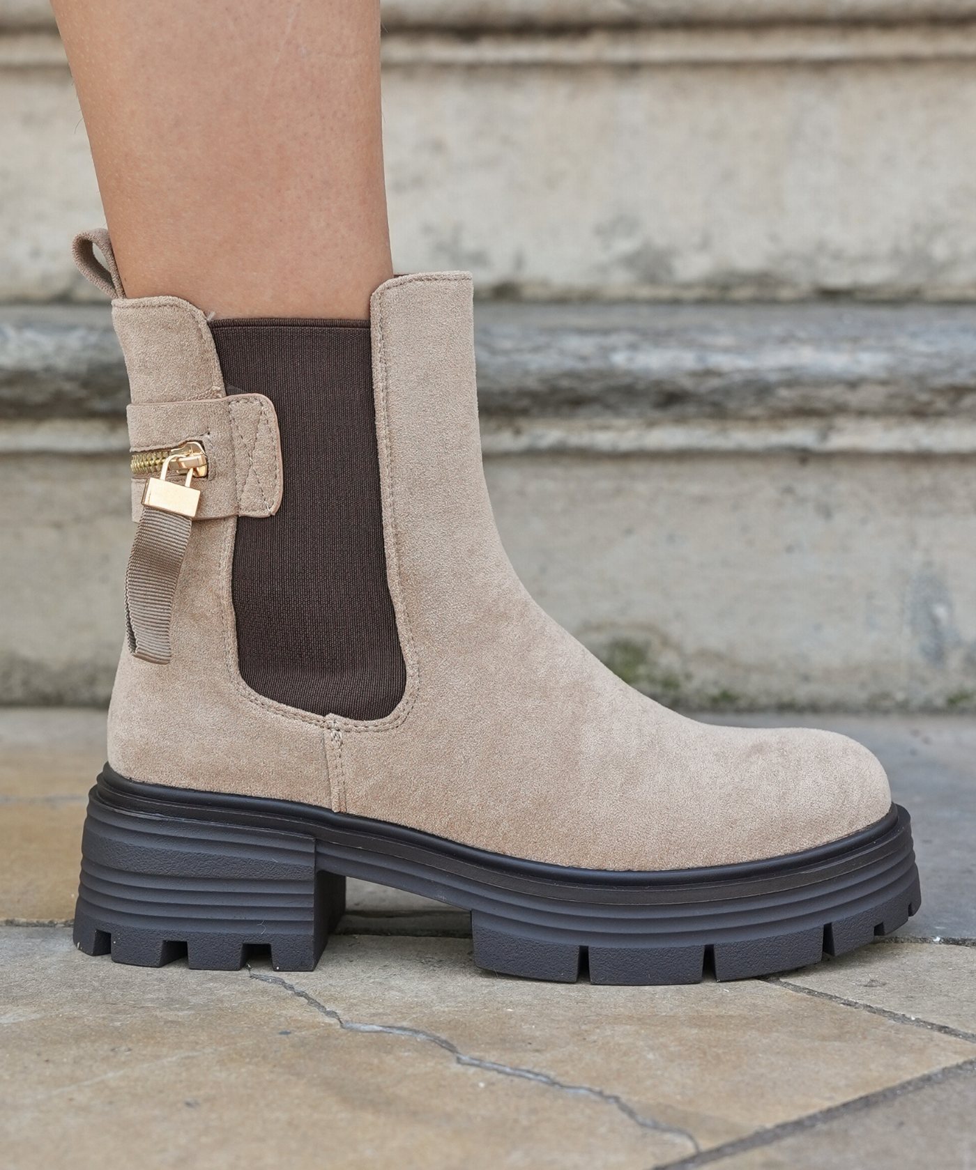 BOTTINES BEIGE CHELSEA – DÉTAIL MÉTALLIQUE - Casualmode.fr