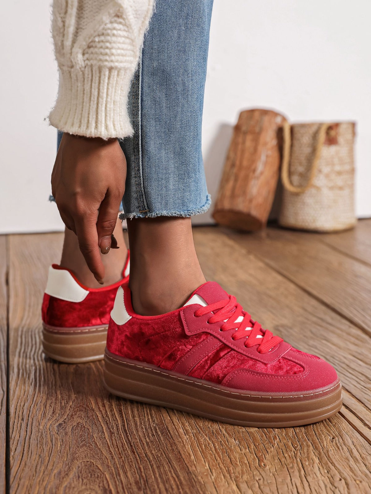 BASKETS ROUGE EN AVEC DÉTAILS BLANCS - Casualmode.fr