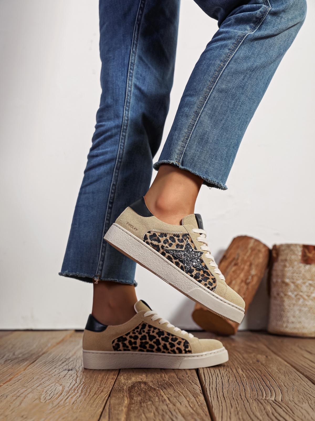 BASKETS BEIGE IMPRIMÉ LÉOPARD AVEC ÉTOILE PAILLETÉE - Casualmode.fr