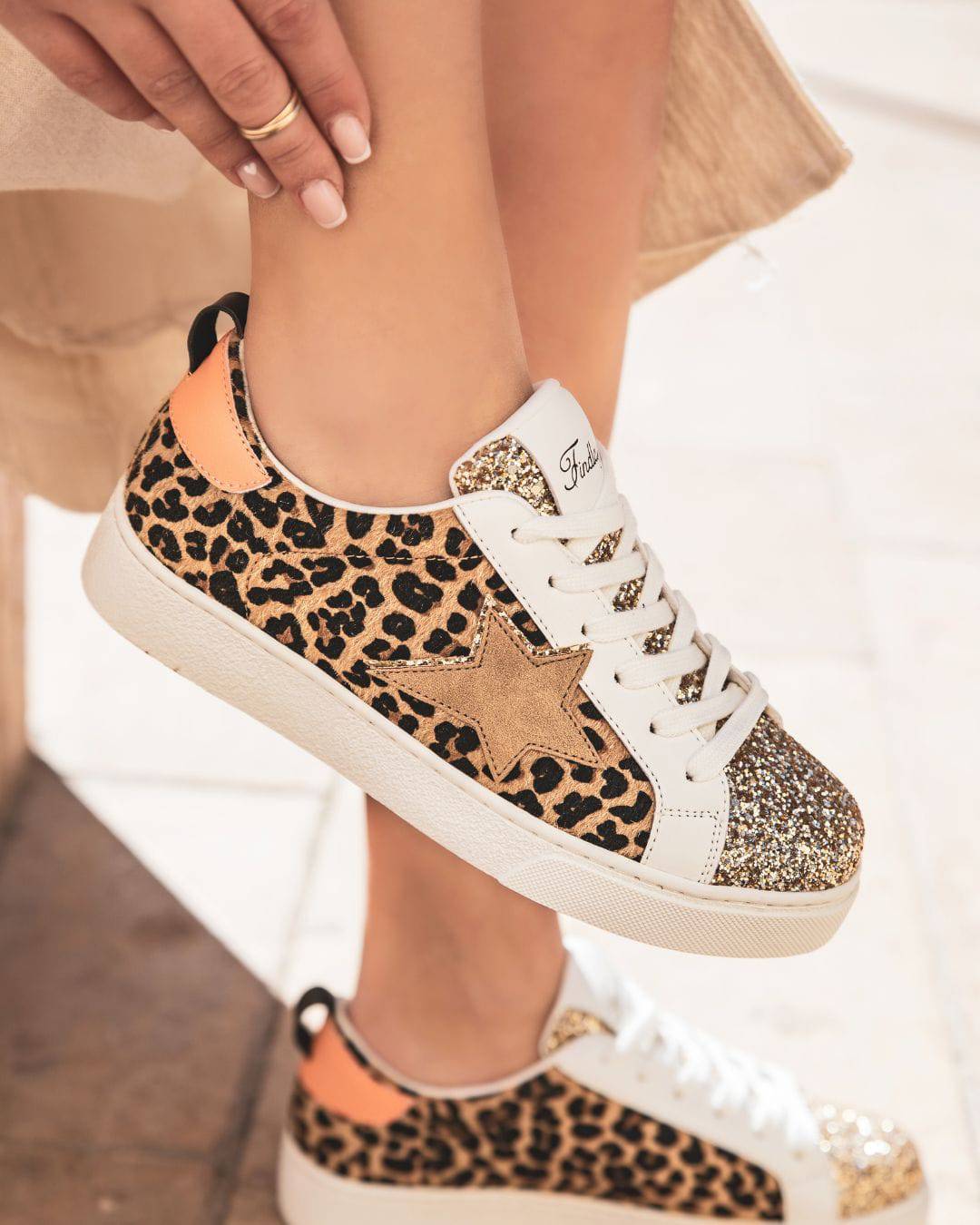 BASKETS LÉOPARD FEMME A PAILLETTES DORÉES - Casualmode.fr