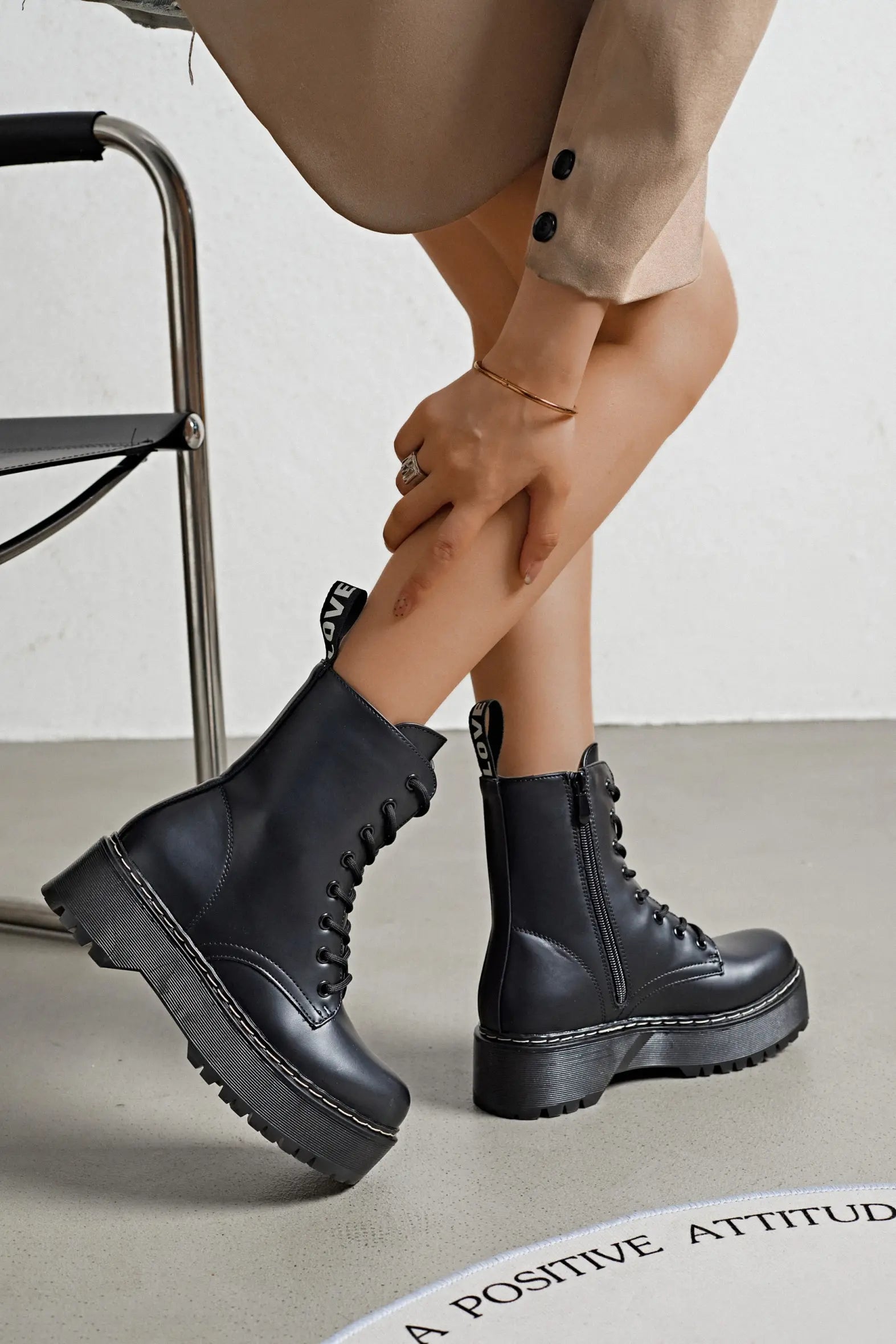 BOTTINES NOIRES FEMME À PLATEFORME ET LACETS STYLE COMBAT - Casualmode.fr
