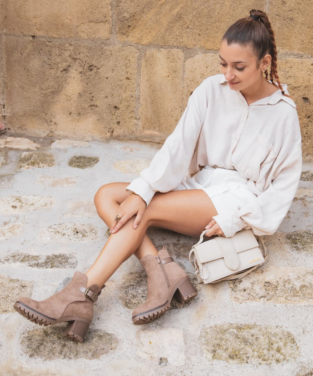 BOTTINES TAUPE À TALON BLOCS ET BOUCLE LATÉRALE - Casualmode.fr