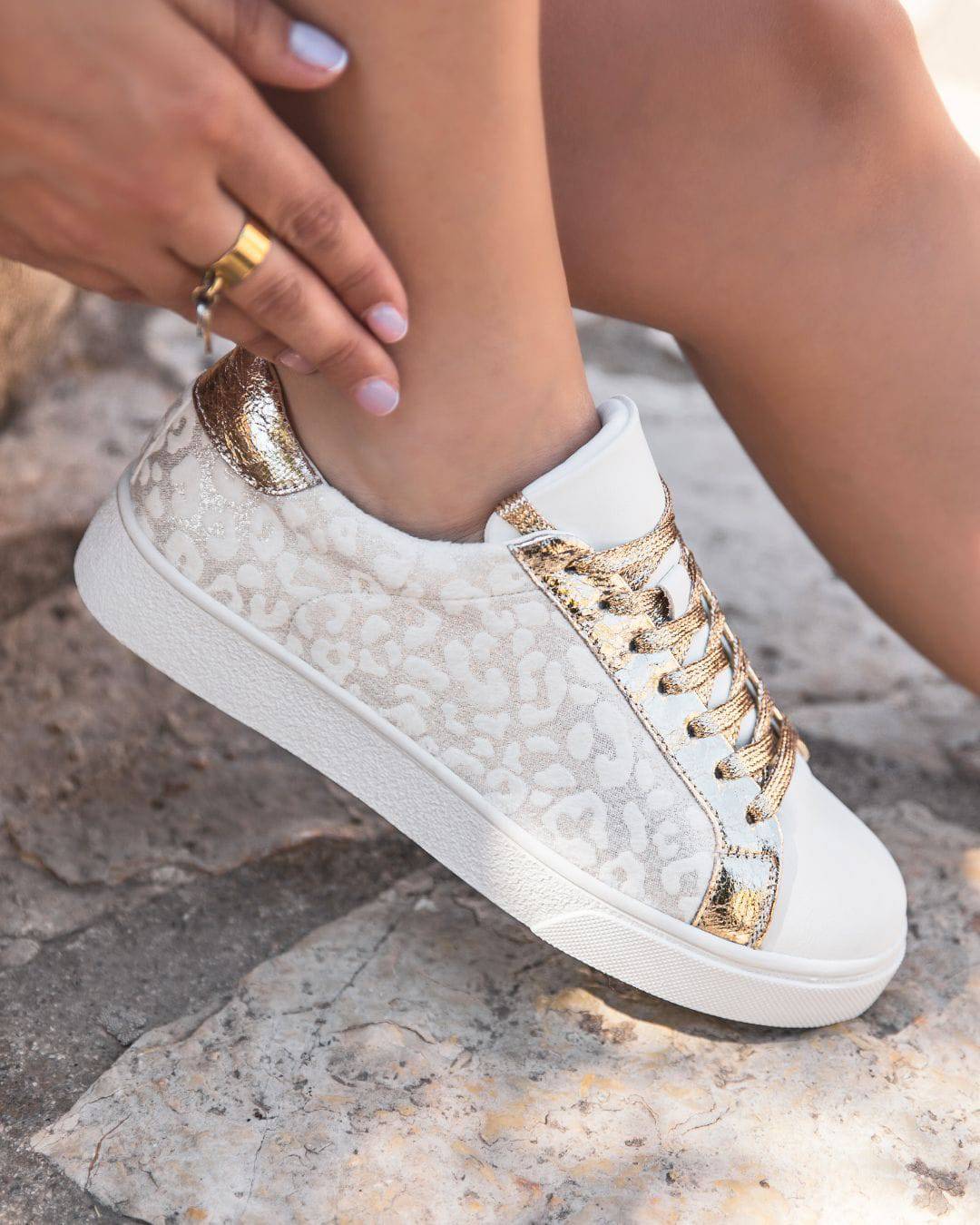 BASKETS FEMME BLANCHES À DÉTAILS DORÉS IMPRIMÉ LÉOPARD - Casualmode.fr