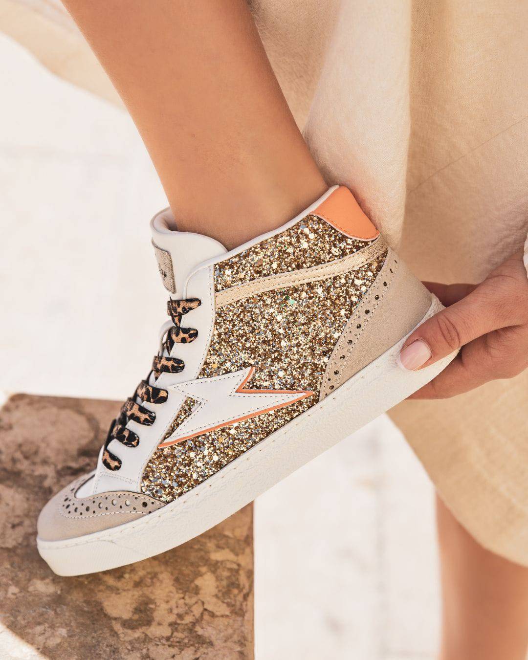 BASKETS MONTANTES FEMME PAILLETÉES OR LACETS LÉOPARD - Casualmode.fr