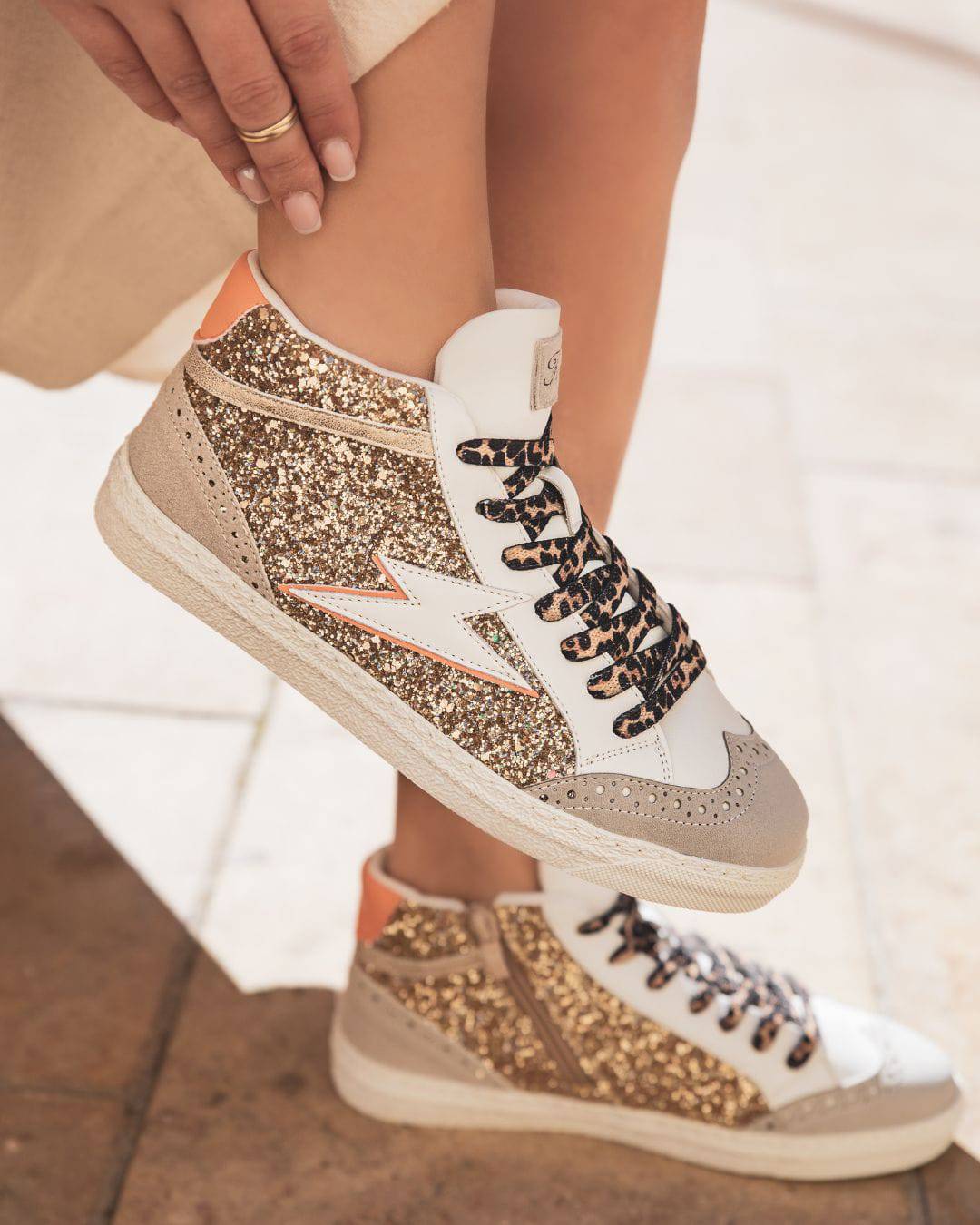 BASKETS MONTANTES FEMME PAILLETÉES OR LACETS LÉOPARD - Casualmode.fr