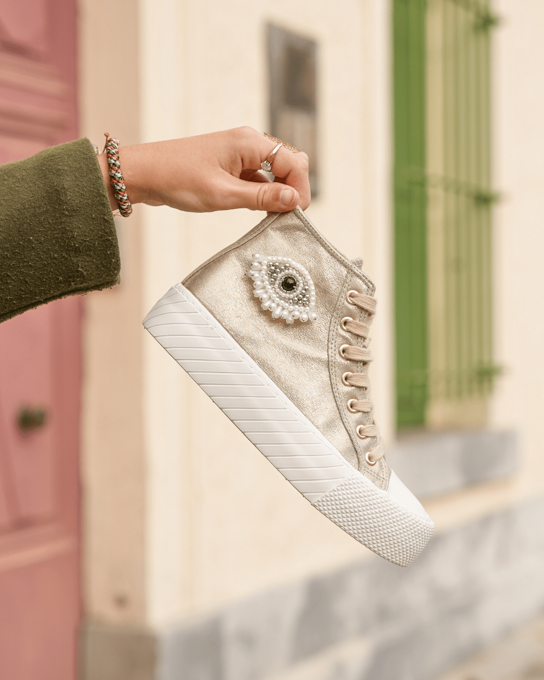 BASKETS MONTANTES DORÉES FEMME DÉTAIL OEIL PERLÉ - Casualmode.fr