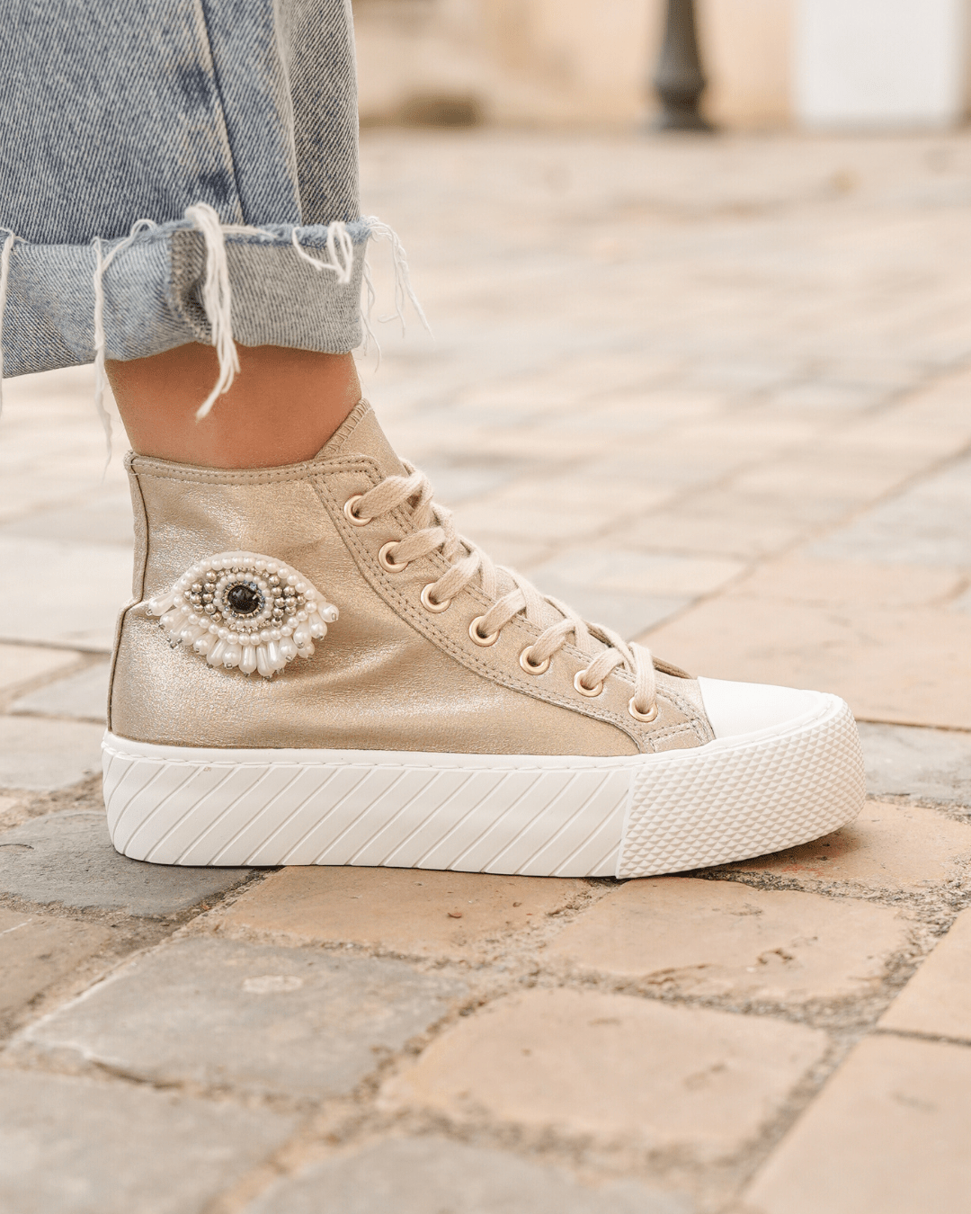 BASKETS MONTANTES DORÉES FEMME DÉTAIL OEIL PERLÉ - Casualmode.fr