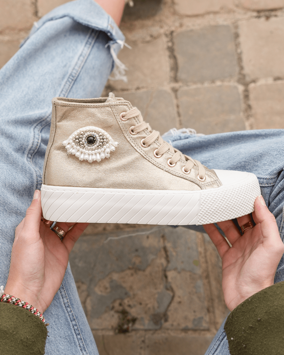 BASKETS MONTANTES DORÉES FEMME DÉTAIL OEIL PERLÉ - Casualmode.fr