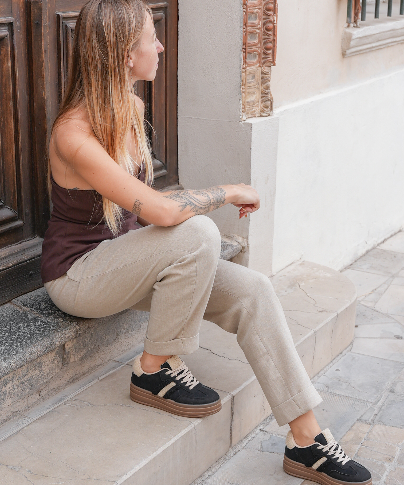 BASKETS PLATEFORME NOIRES ET BEIGE AVEC DÉTAILS FOURRURE - Casualmode.fr