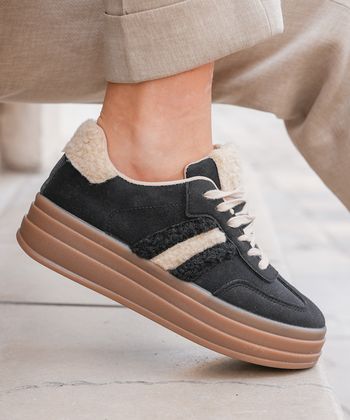 BASKETS PLATEFORME NOIRES ET BEIGE AVEC DÉTAILS FOURRURE - Casualmode.fr