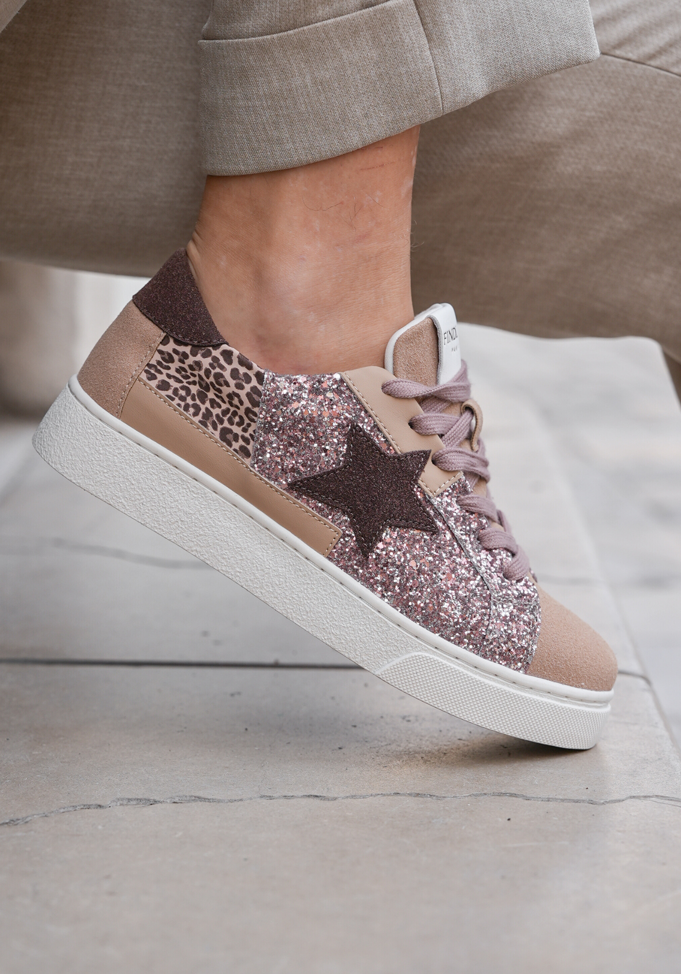 BASKETS ROSE PAILLETÉES AVEC ÉTOILE ET DÉTAIL LÉOPARD - Casualmode.fr
