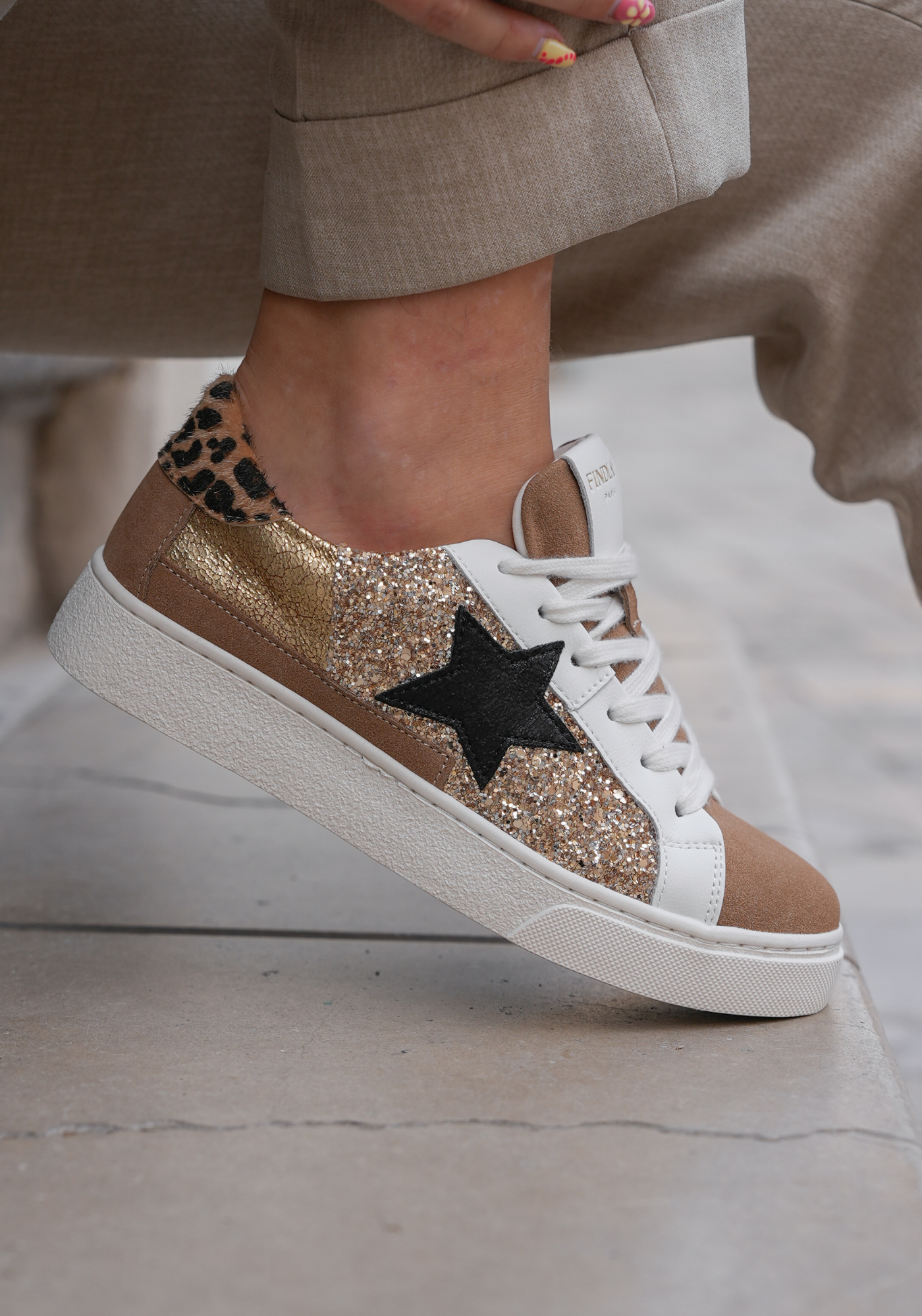 BASKETS DORÉES ET PAILLETÉES À ÉTOILE NOIRE - Casualmode.fr