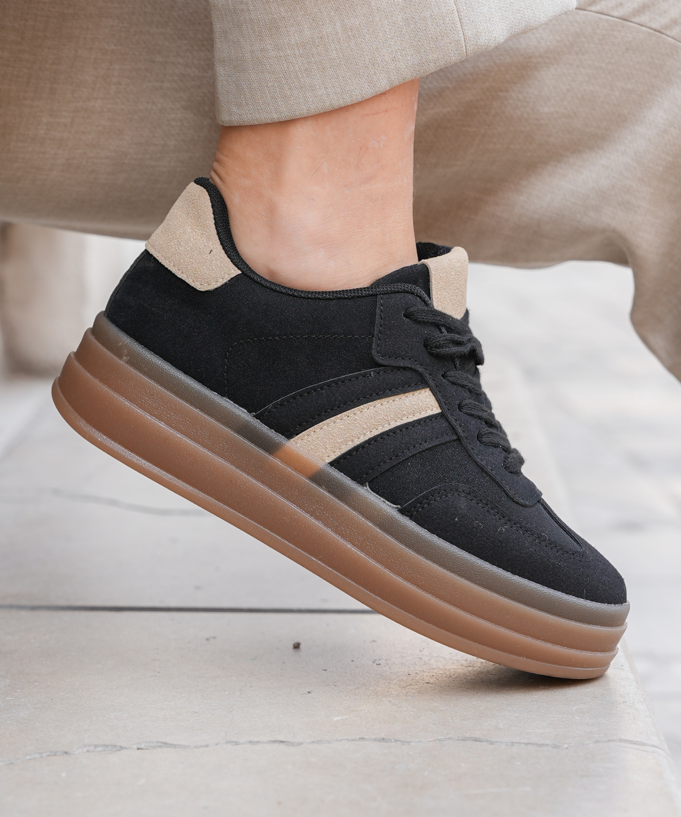 BASKETS PLATEFORME NOIRES ET BEIGE – STYLE URBAIN - Casualmode.fr