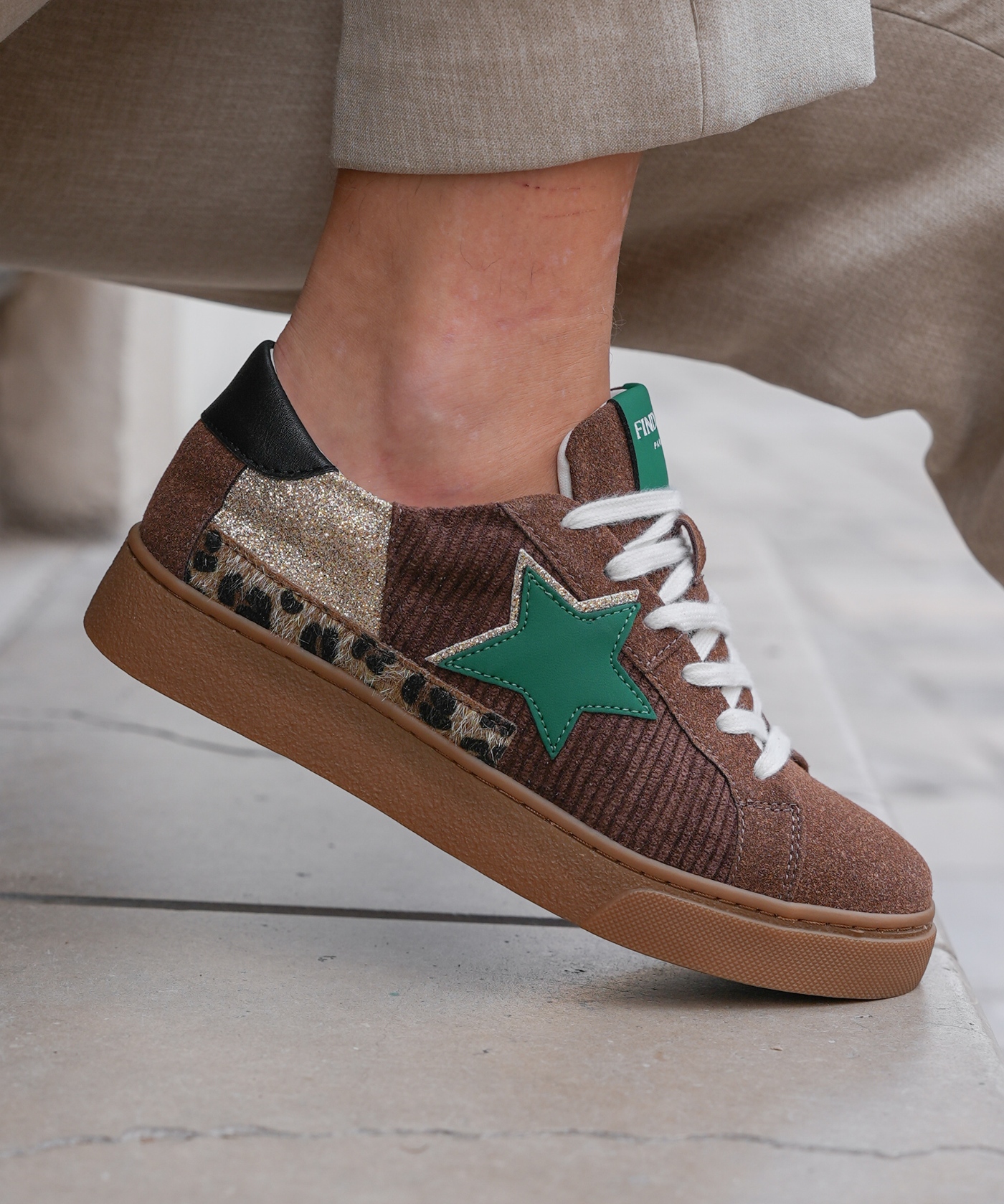 BASKETS MARRON AVEC ÉTOILE VERTE ET DÉTAILS ANIMALIER - Casualmode.fr