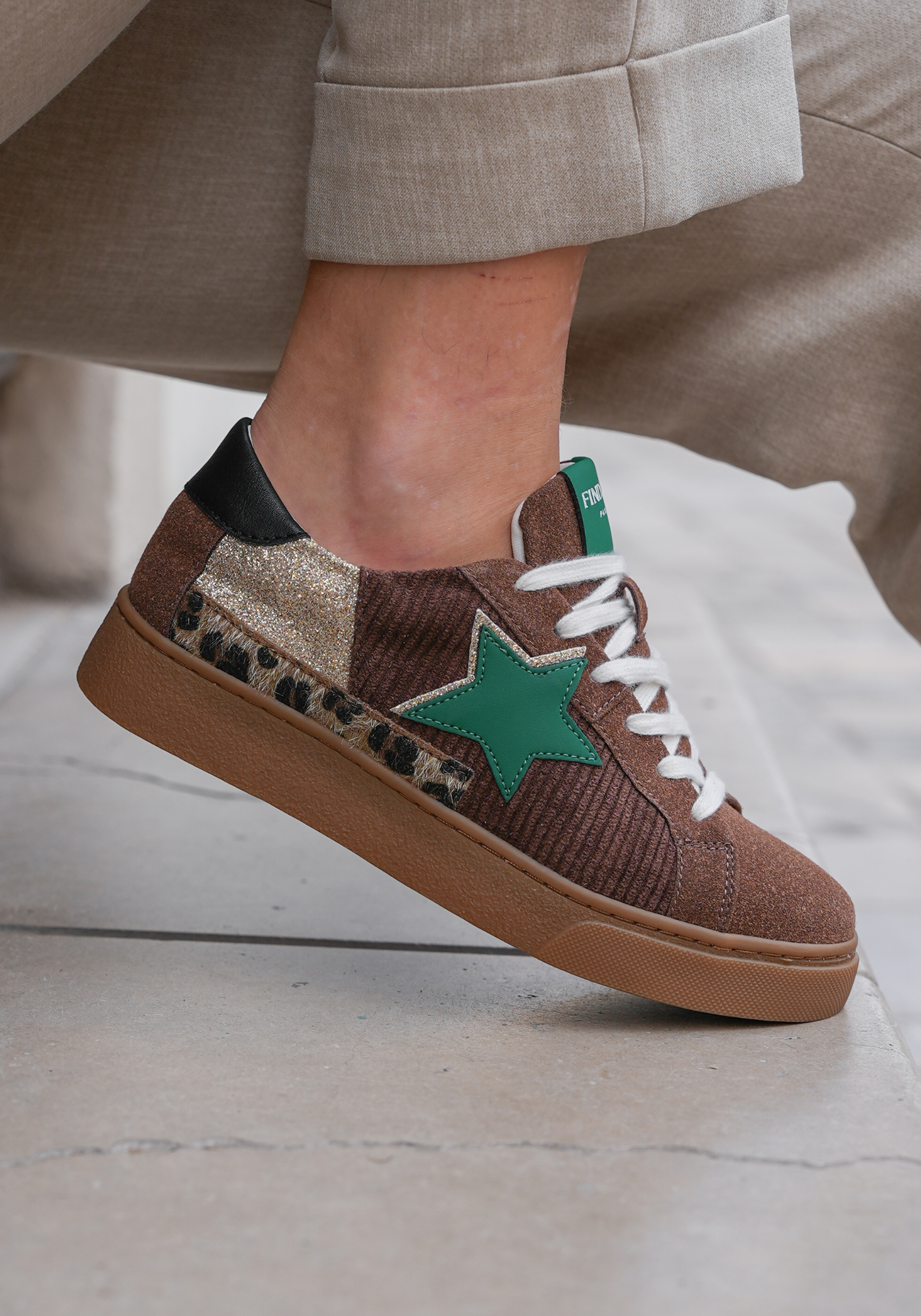BASKETS MARRON AVEC ÉTOILE VERTE ET DÉTAILS ANIMALIER - Casualmode.fr