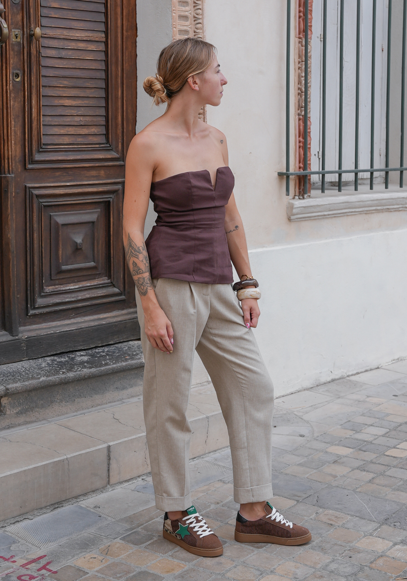 BASKETS MARRON AVEC ÉTOILE VERTE ET DÉTAILS ANIMALIER - Casualmode.fr