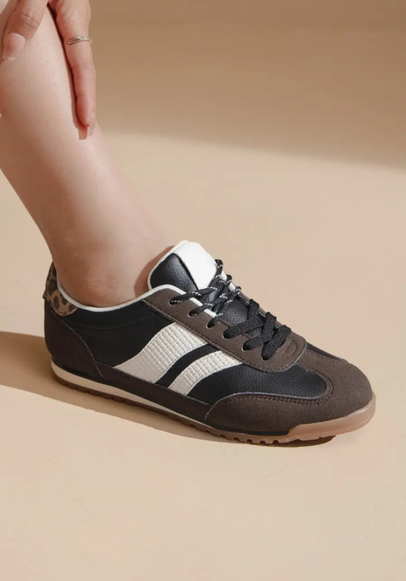 BASKETS FEMME MARRON ET NOIR A LACETS - Casualmode.fr