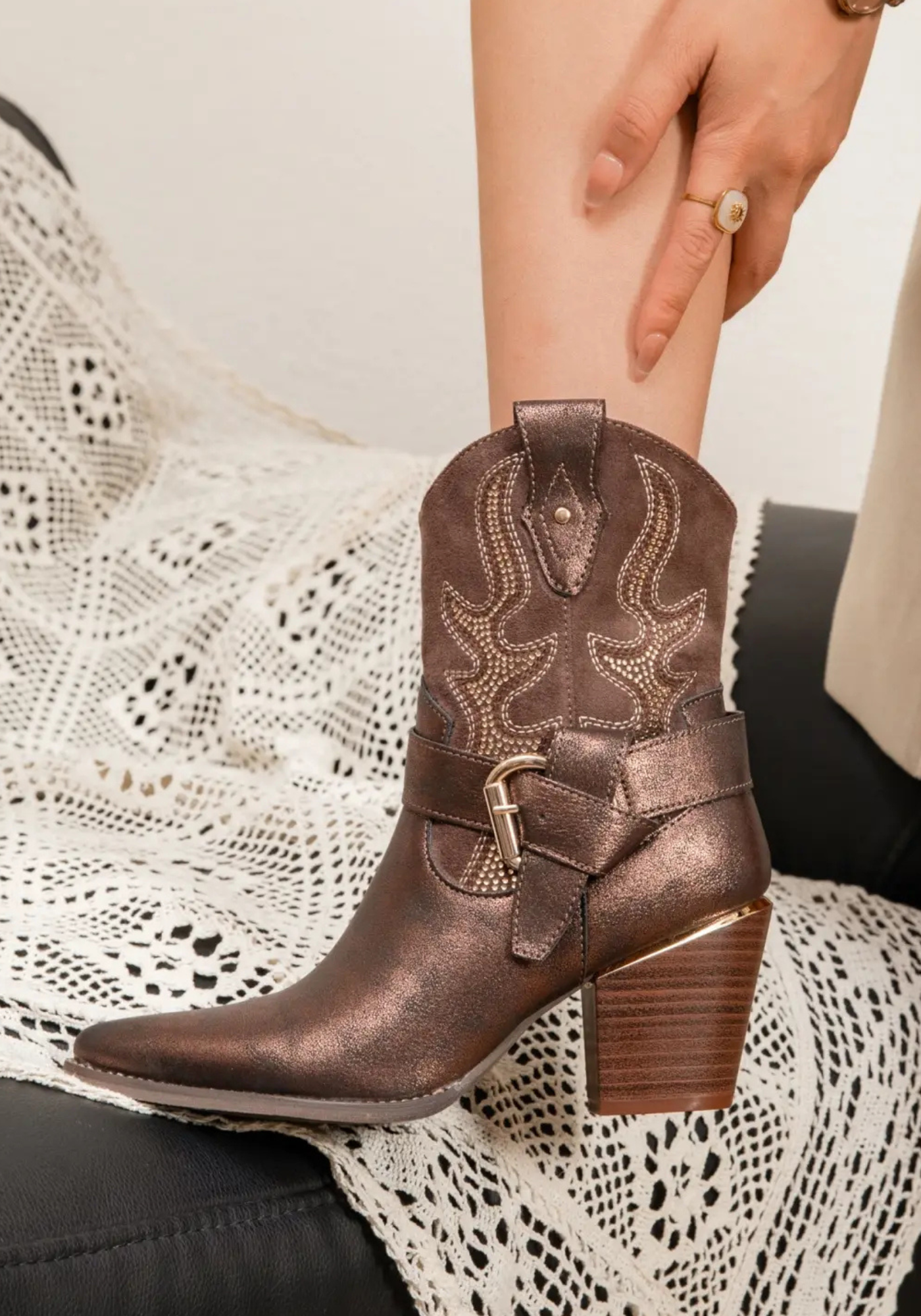 BOTTINES COWBOY COURTES MARRON – STYLE WESTERN - Casualmode.fr