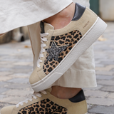 BASKETS BEIGE IMPRIMÉ LÉOPARD AVEC ÉTOILE PAILLETÉE - Casualmode.fr