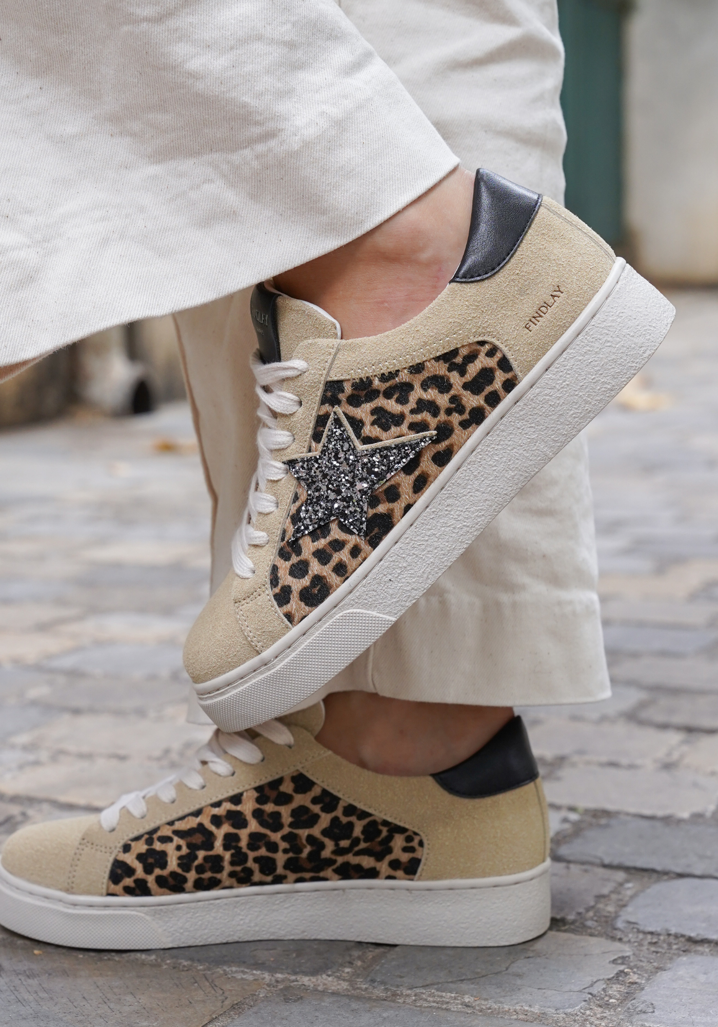 BASKETS BEIGE IMPRIMÉ LÉOPARD AVEC ÉTOILE PAILLETÉE - Casualmode.fr