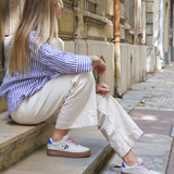 BASKETS BLANCHES AVEC DÉTAIL ZÉBRÉ ET LACETS BORDEAUX - Casualmode.fr