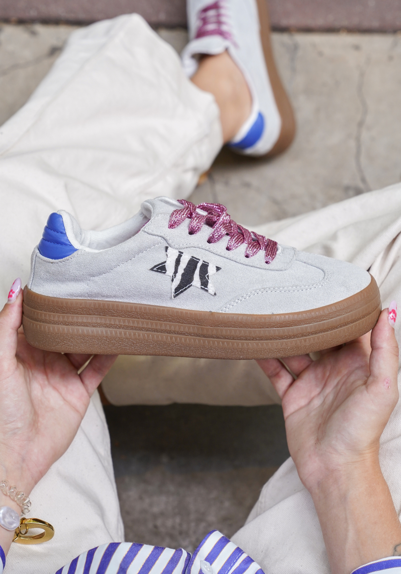 BASKETS BLANCHES AVEC DÉTAIL ZÉBRÉ ET LACETS BORDEAUX - Casualmode.fr
