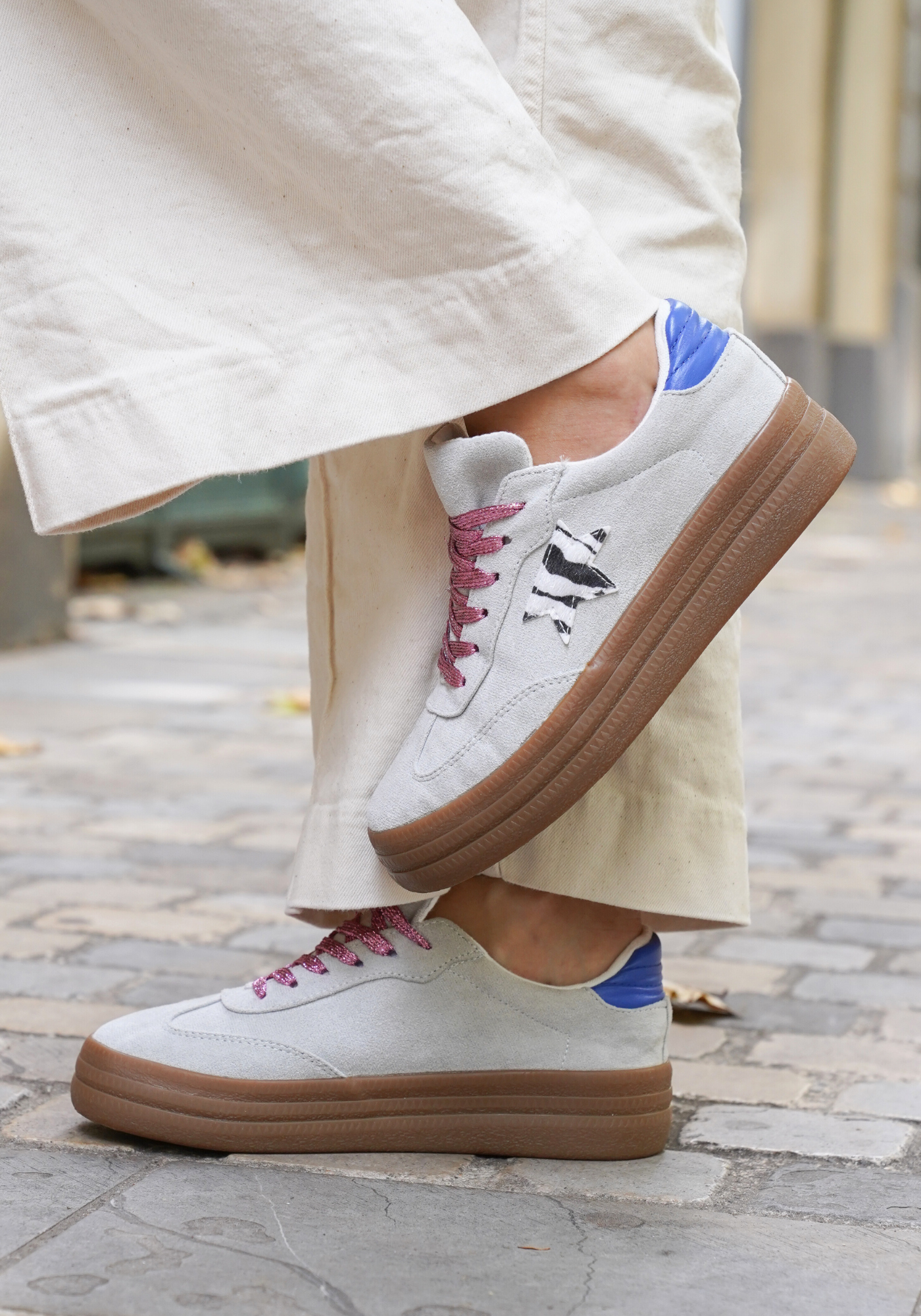 BASKETS BLANCHES AVEC DÉTAIL ZÉBRÉ ET LACETS BORDEAUX - Casualmode.fr