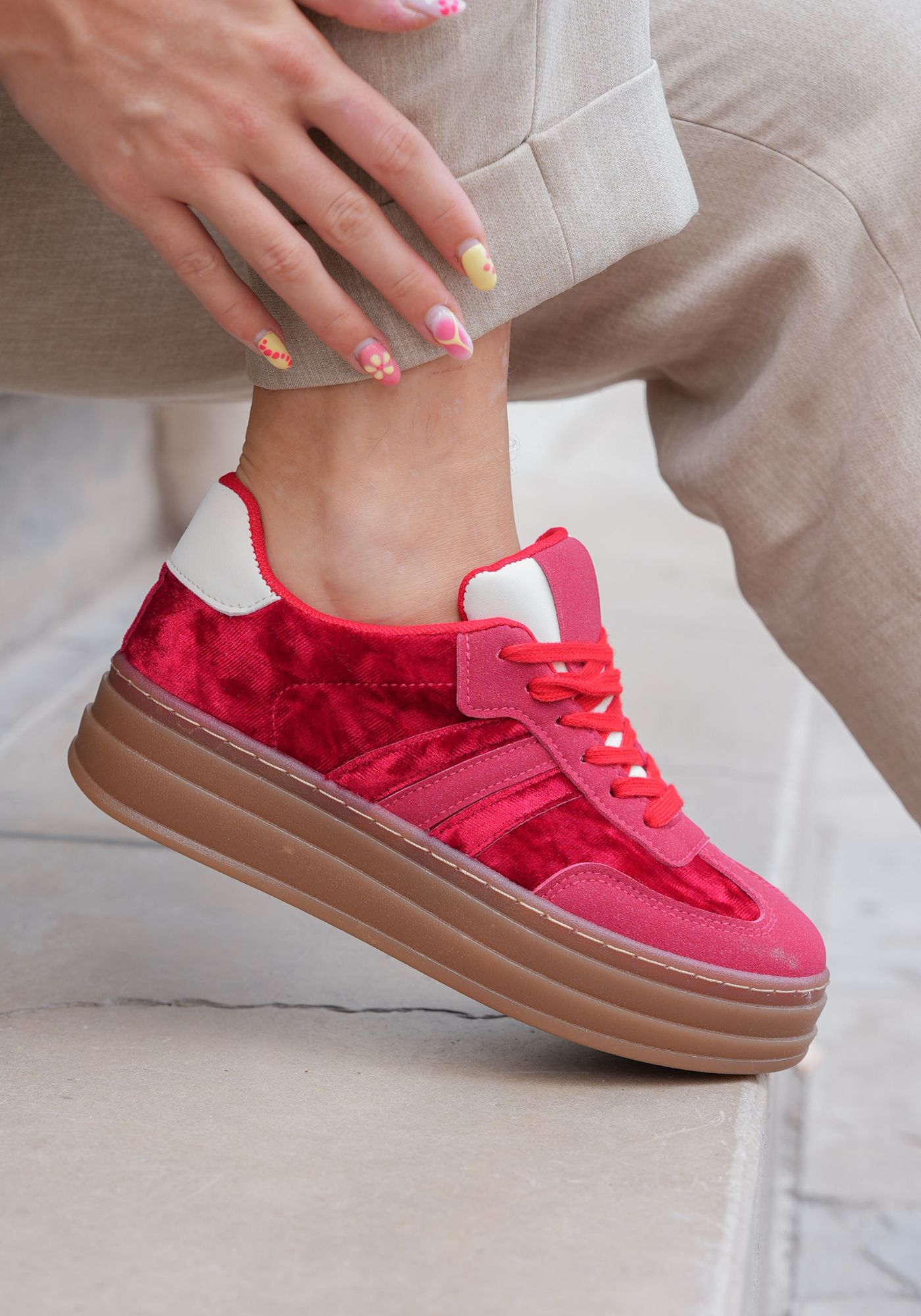 BASKETS ROUGE EN AVEC DÉTAILS BLANCS - Casualmode.fr